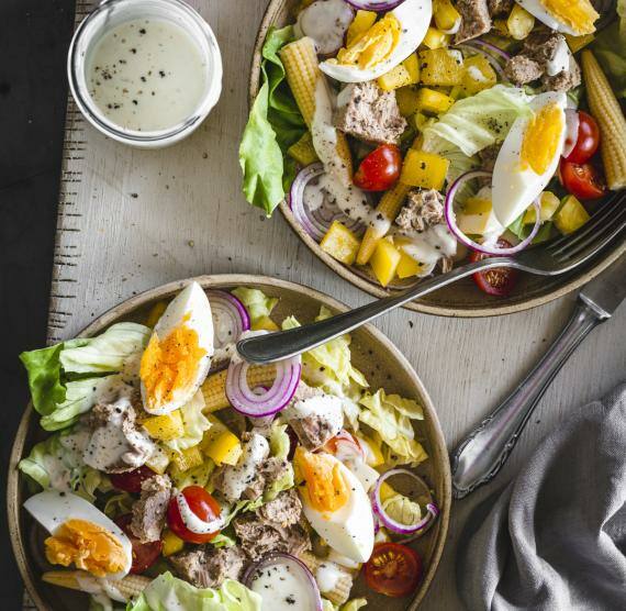 Salate mit Thunfisch, Ei, Paprik und Dressing