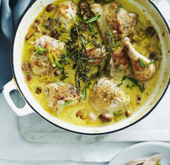 Hähnchen in Semfsauce in einem Bräter mit grünen Bohnen und Serviertuch