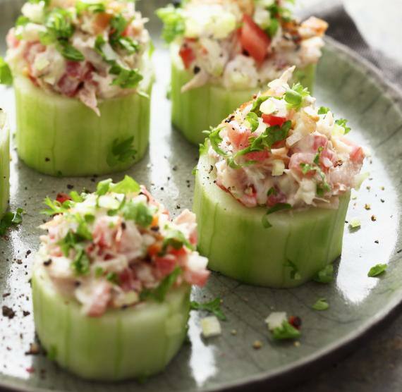 Gurkenstücke gefüllt mir Fisch