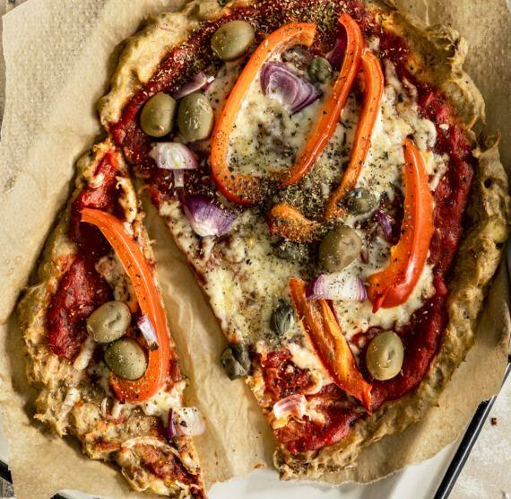 Pizza auf Blech mit Paprika und Oliven