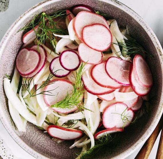 Fenchel und Radieschen in einer Schale mit Dill