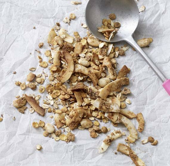 Müsli verteilt auf einem Backblech