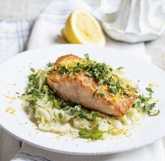 Teller mit Lachs auf Wirsing