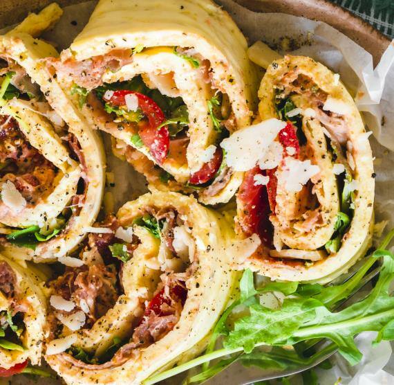 Quergeschnittene Pizzarollen mit Rucola