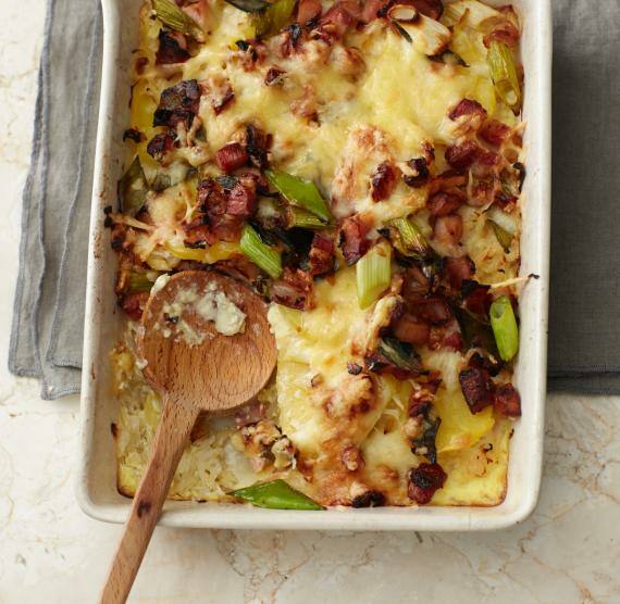 Auflaufform mit Sauerkraut mit Käse überbacken, Holzlöffel