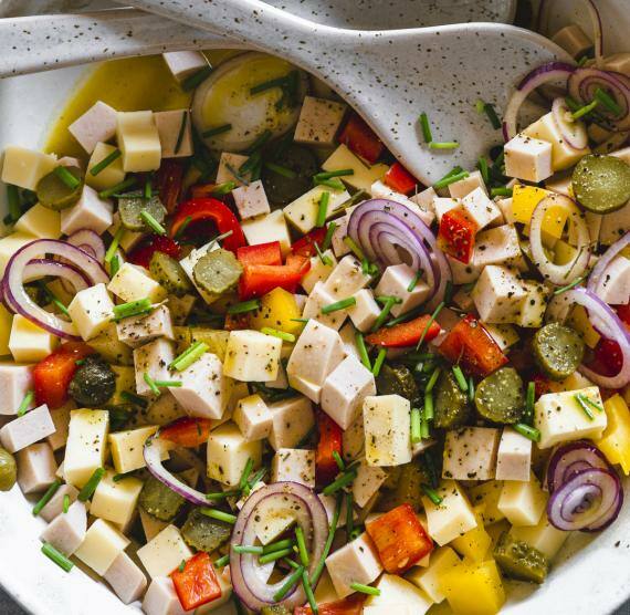 Salat aus Wust und Käse mit Paprika in einer Schüssel