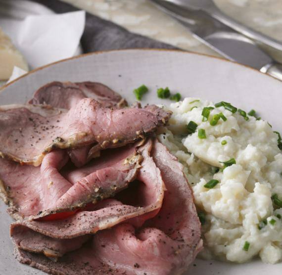 Roastbeef mit Blumenkohlpüree auf Teller mit Parmesan