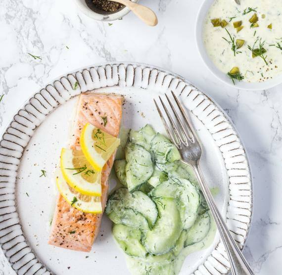 Teller mit Lachs, Gurckensalat und Remoulade
