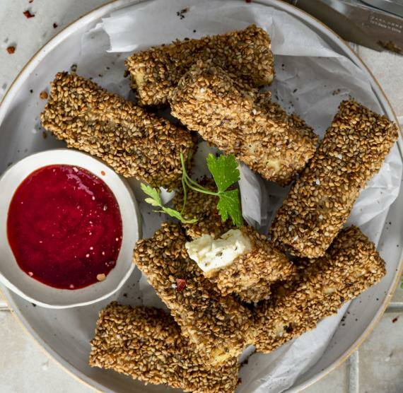 Teller mit panierten Feta-Sticks, dazu Ketchup