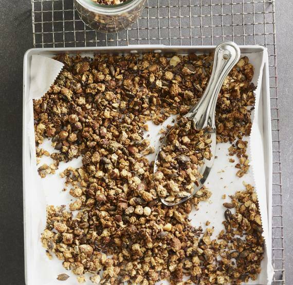 Gebackenes Granola auf einem Blech