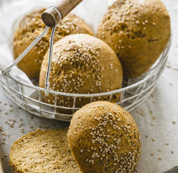 Burger Buns mit Sesam in Gitternetzschüssel