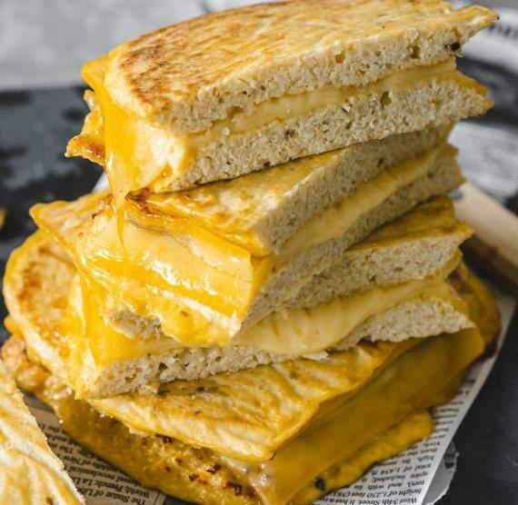 Sandwichstapel auf einem Brett