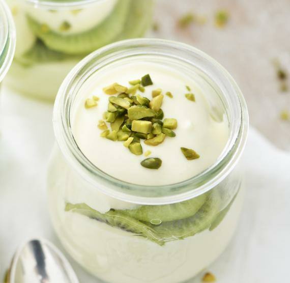 Geschichtetes Creme-Dessert mit Kiwis und Pistazien
