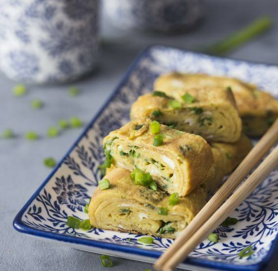Omelettröllchen mit Schnittlauch auf Teller