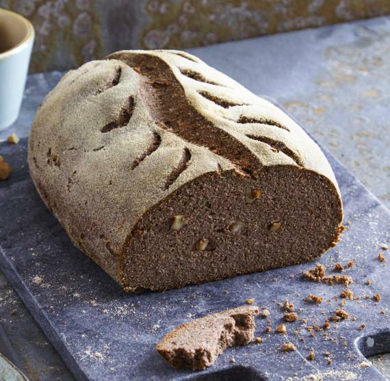 Brot auf Brett mit Walnuss