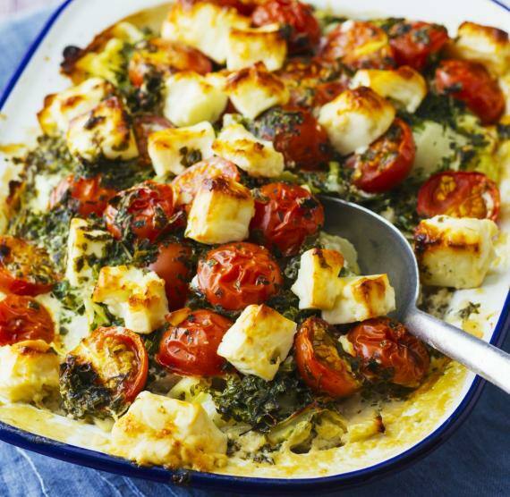 Auflaufform mit Kirschtomaten, Fetawürfeln und Kohl