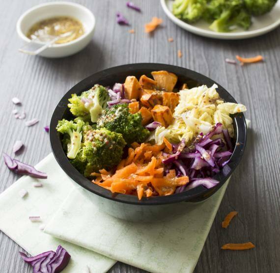 Schüssel mit buntem Gemüse und Dressing