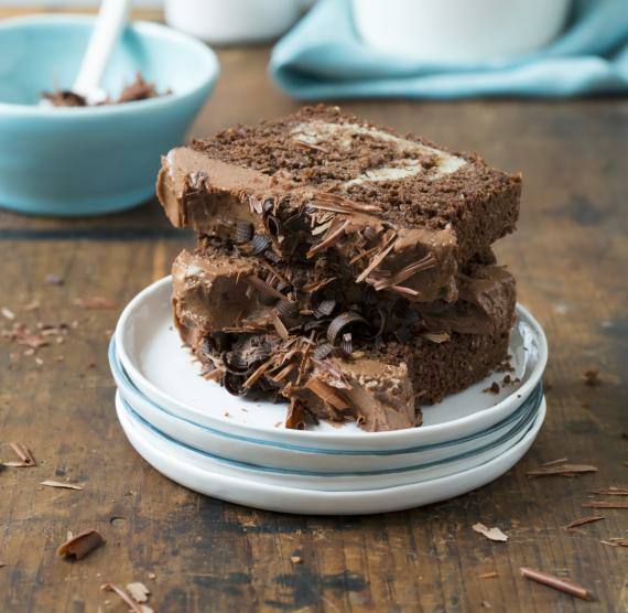 Schokokuchen in Stücken aufeinander gestapelt