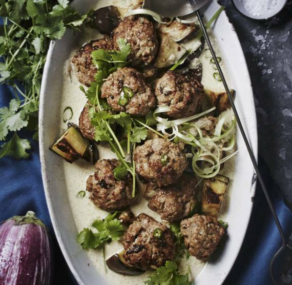 Hackbällchen und Gemüse in einer Ofenform