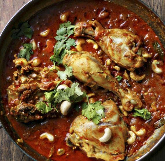 Curry auf Tomatenbasis mit Hähnchenkeulen in einem Topf