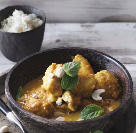 Gelbes Curry mit Blumenkohl in einer Steinschale