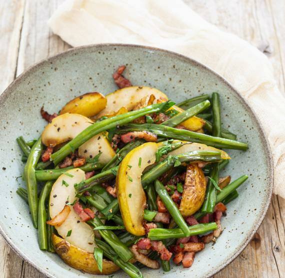 Birne, Bohnen und Speck in einem rustikalen Teller mit Stofftuch