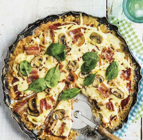 Blumenkohlpizza mit Bacon, Pilzen, Käse und frischem Spinat