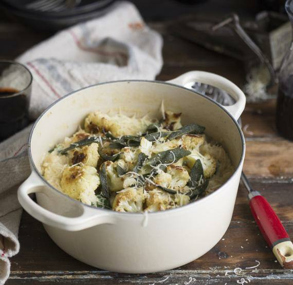 Risotto in einem weißen, rustikalen Topf