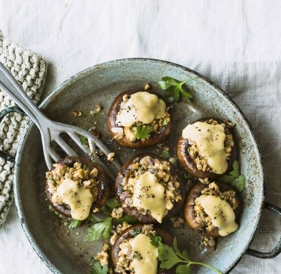 Pilze gefüllt in einer Pfanne mit Pfannenwender
