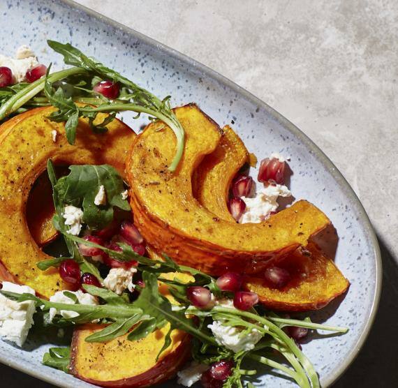 Ofen-Kürbis auf einem ovalen Teller