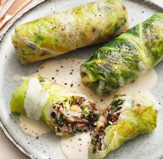 Teller mit Rouladen und Besteck