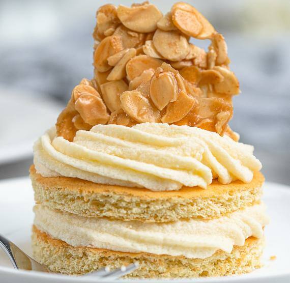 Bienenstichtörtchen auf einem Teller mit gabel