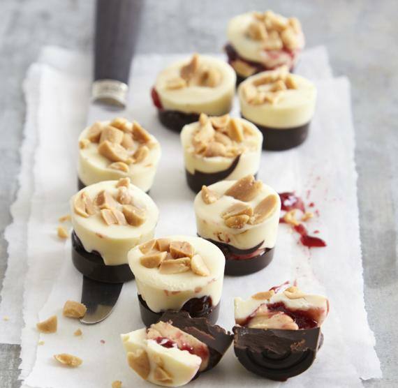 Pralinen mit weißer Kuvertüre und Erdnüssen