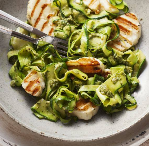 Gebratener Halloumi neben Zucchininudeln auf einem Teller