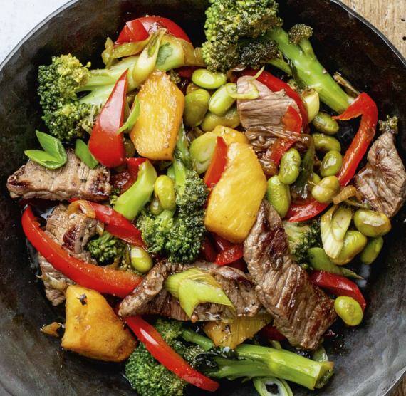Wock mit Fleisch, Brokkoli, Edamame, Paprika und Ananas