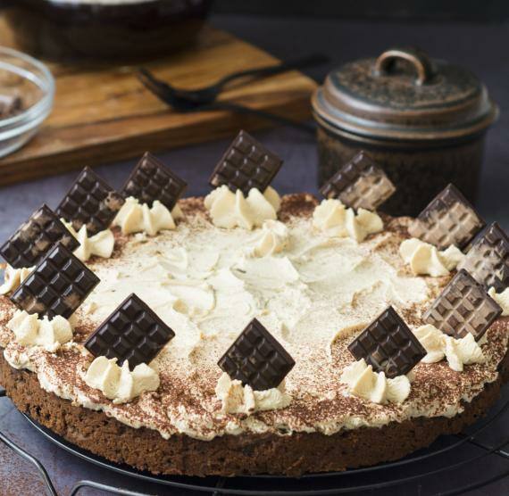 Schokokuchen mit Creme, Kakao und Schokolade