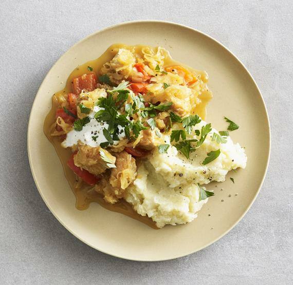 Gulasch mit Püree auf einem hellen Teller, cleanes Bild