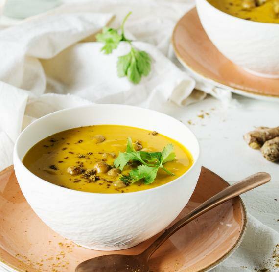 Schalen mit Kürbissuppe mit Kicherebsen