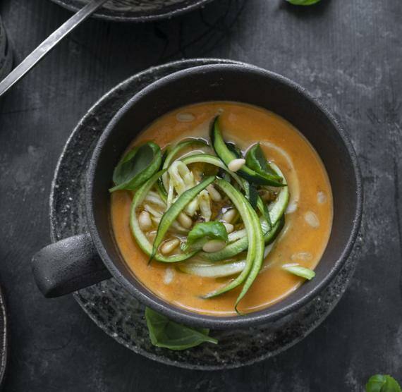 Tomatencremesuppe mit Zcchini-Nudel-Einlage in deiner schwarzen Suppentasse