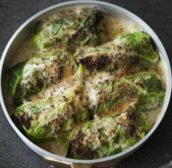 Pfanne mit Wirsingrouladen in Sahnesauce überbacken