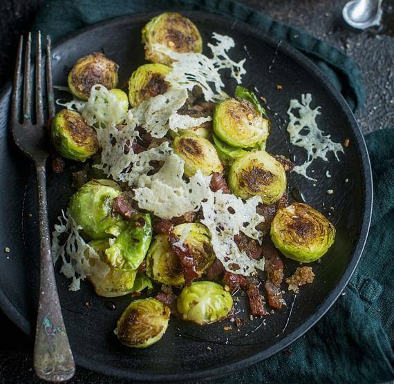 Pfanne mit Rosenkohl, Speck und Parmesanchips