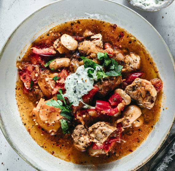 Teller mit Fleisch, Paprika und Bohnen