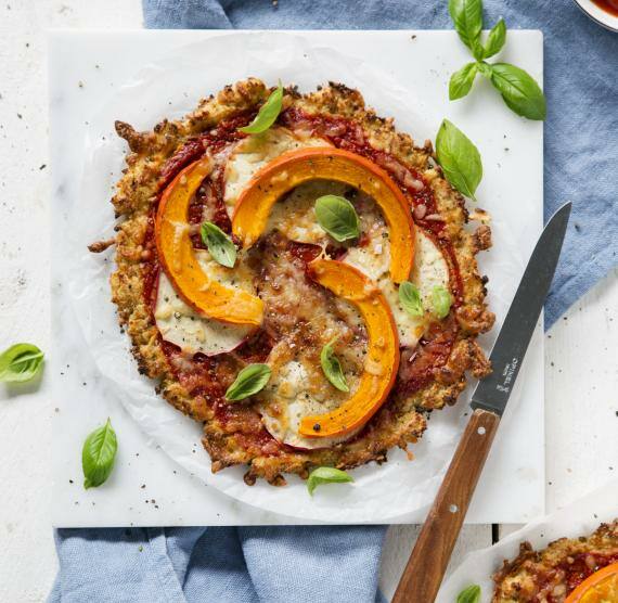 Pizza mit Kürbisspalten auf Marmorplatte