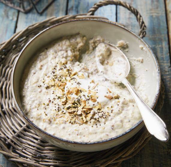 Schüssel mit Porridge, darüber Haferflocken und Chiasamen