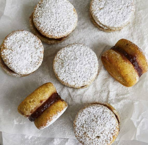 Konfitüre-Plätzchen auf hellem Untergrund mit Lichterkette