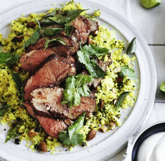 Teller mit Blumenkohreis und Steak und Koreander