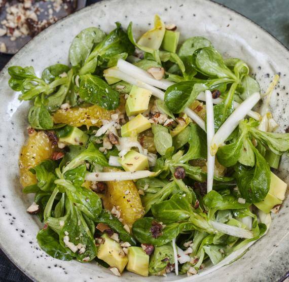 Teller mit Salat mit Nüssen