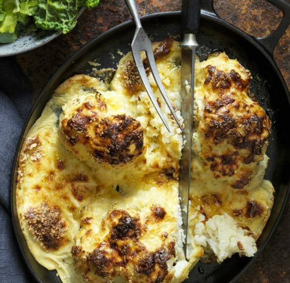 Auflaufform mit käsigem Blumenkohl