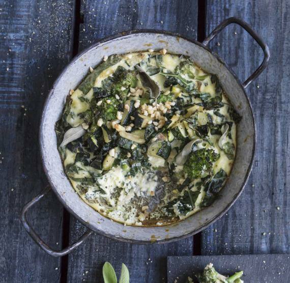 Topf mit Auflauf aus grünem Gemüse