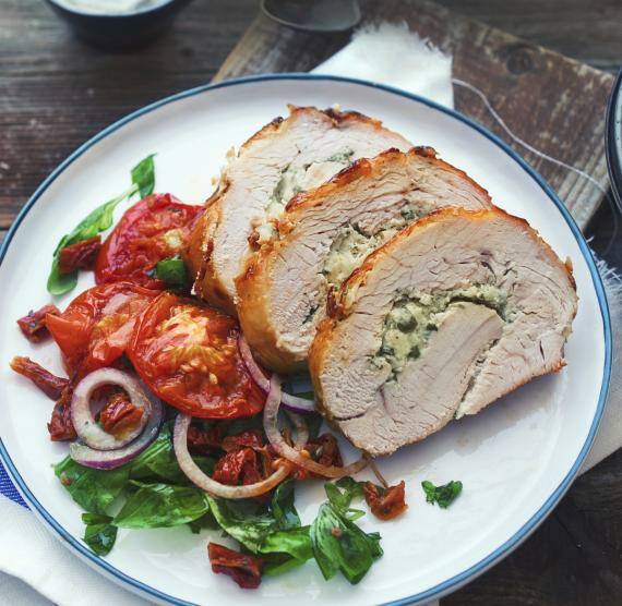 Teller mit Putenrollbraten mit Füllung und Tomatensalat